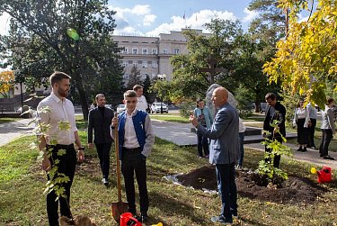 Вернисаж в сквере у фонтана